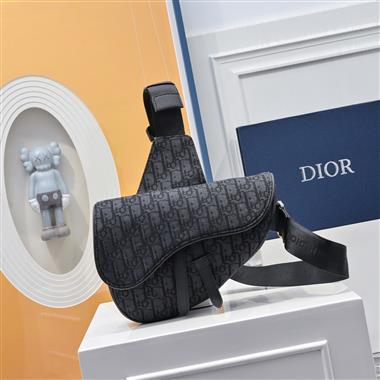 DIOR  2025新款男生時尚包包   尺寸：20*28.6*5CM