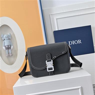 DIOR  2025新款男生時尚包包   尺寸：23*18CM
