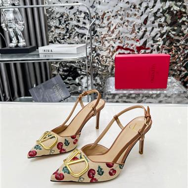Valentino    2025新款女生休閒時尚鞋子