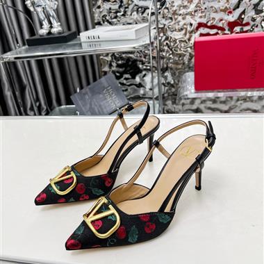 Valentino    2025新款女生休閒時尚鞋子