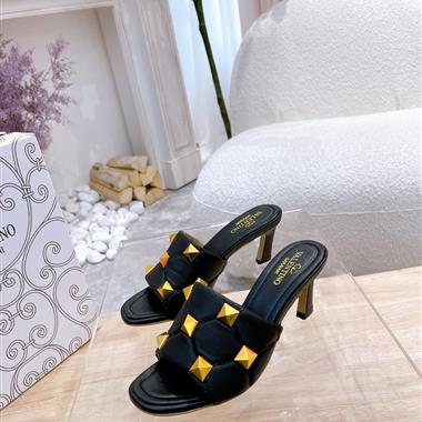 Valentino    2025新款女生休閒時尚鞋子