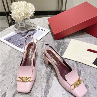 Valentino    2025新款女生休閒時尚鞋子