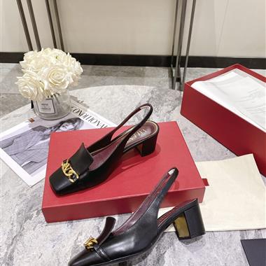 Valentino    2025新款女生休閒時尚鞋子