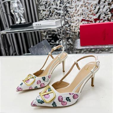Valentino    2025新款女生休閒時尚鞋子