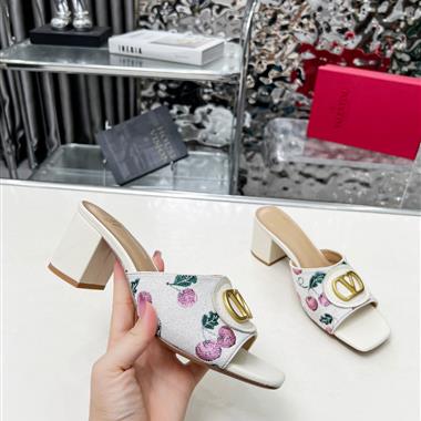 Valentino    2025新款女生休閒時尚鞋子