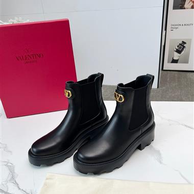 Valentino     2025新款女生休閒時尚鞋子