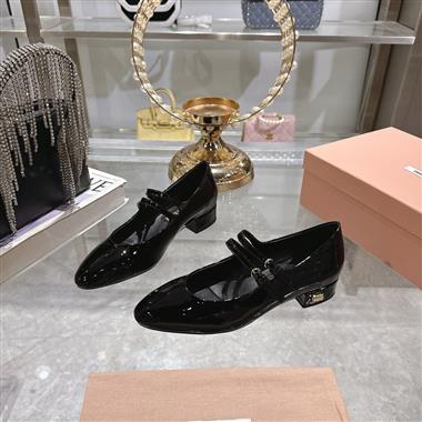 MIUMIU   2025新款女生休閒時尚鞋子