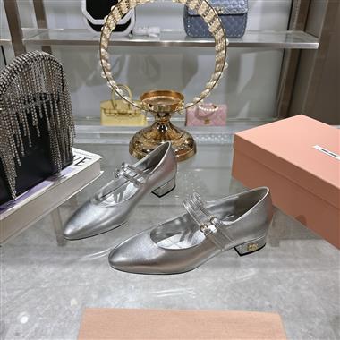 MIUMIU   2025新款女生休閒時尚鞋子