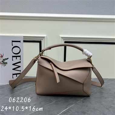 LOEWE   2025新款女生時尚皮夾 尺寸：24-10.5-16CM
