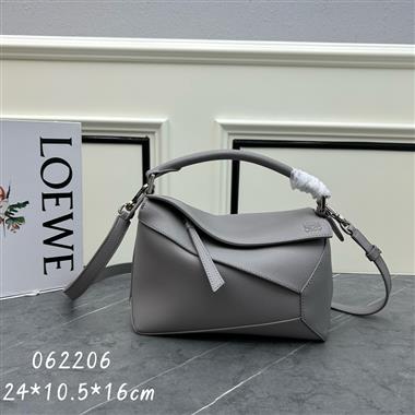 LOEWE   2025新款女生時尚皮夾 尺寸：24-10.5-16CM