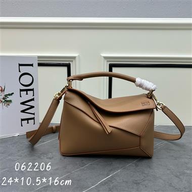 LOEWE   2025新款女生時尚皮夾 尺寸：24-10.5-16CM