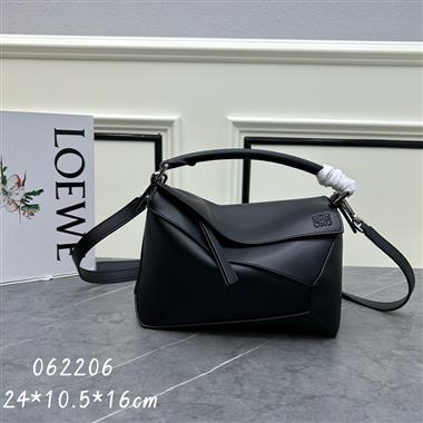 LOEWE   2025新款女生時尚皮夾 尺寸：24-10.5-16CM