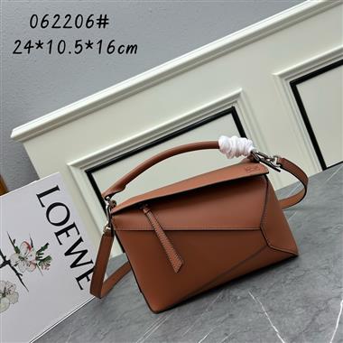 LOEWE   2025新款女生時尚皮夾 尺寸：24-10.5-16CM
