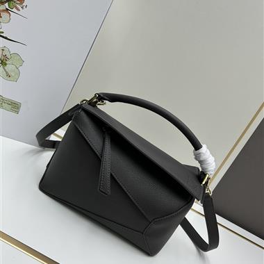 LOEWE   2025新款女生時尚皮夾 尺寸：24-10.5-16CM