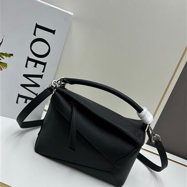LOEWE   2025新款女生時尚皮夾 尺寸：24-10.5-16CM
