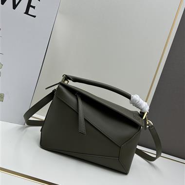 LOEWE   2025新款女生時尚皮夾 尺寸：24-10.5-16CM