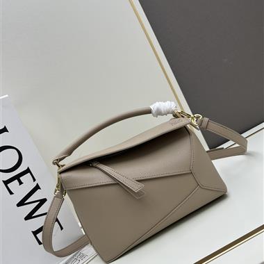 LOEWE   2025新款女生時尚皮夾 尺寸：24-10.5-16CM