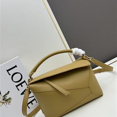 LOEWE   2025新款女生時尚皮夾 尺寸：24-10.5-16CM