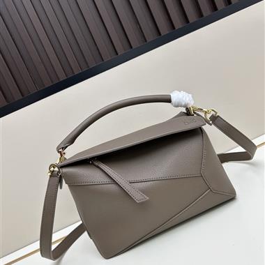 LOEWE   2025新款女生時尚皮夾 尺寸：24-10.5-16CM