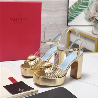 Valentino    2025新款女生休閒時尚鞋子