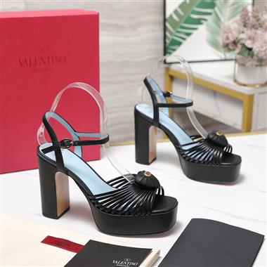 Valentino    2025新款女生休閒時尚鞋子