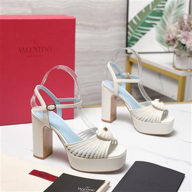Valentino    2025新款女生休閒時尚鞋子