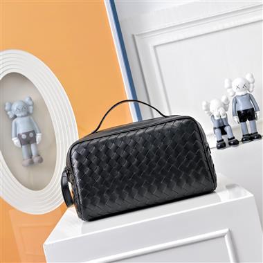 BOTTEGA VENETA  2025新款男生時尚包包  尺寸：26x15x10CM