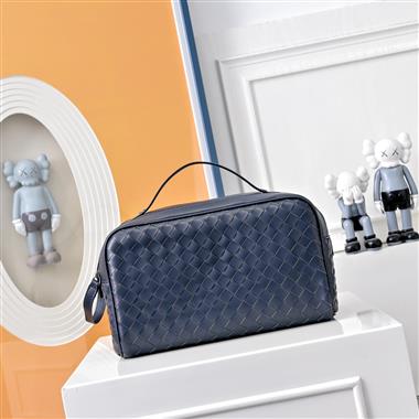BOTTEGA VENETA  2025新款男生時尚包包  尺寸：26x15x10CM