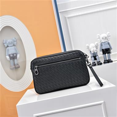 BOTTEGA VENETA  2025新款男生時尚包包  尺寸：25x5x16CM