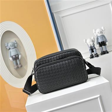 BOTTEGA VENETA  2025新款男生時尚包包  尺寸：26x8x18CM