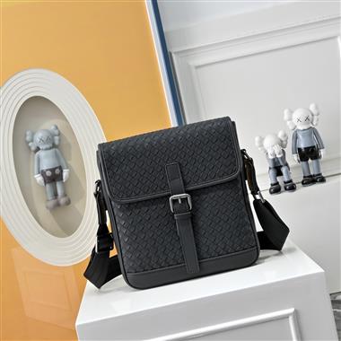 BOTTEGA VENETA  2025新款男生時尚包包  尺寸：24x6x25CM