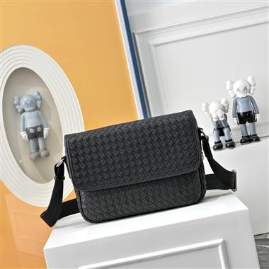 BOTTEGA VENETA  2025新款男生時尚包包  尺寸：27x7x20CM