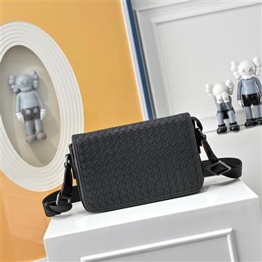 BOTTEGA VENETA  2025新款男生時尚包包  尺寸：25x6x17CM