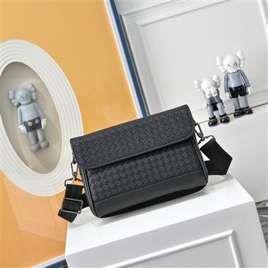 BOTTEGA VENETA  2025新款男生時尚包包  尺寸：27x6x18CM
