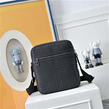 BOTTEGA VENETA  2025新款男生時尚包包  尺寸：24-28-7CM