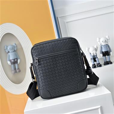 BOTTEGA VENETA  2025新款男生時尚包包  尺寸：24-28-7CM