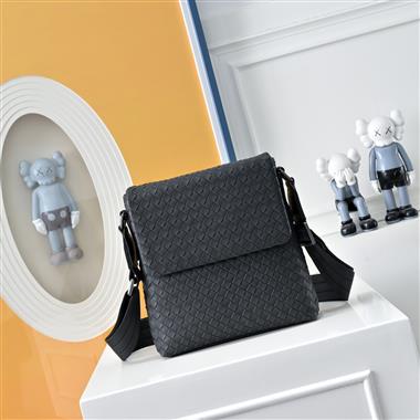 BOTTEGA VENETA  2025新款男生時尚包包  尺寸：22-20-4CM