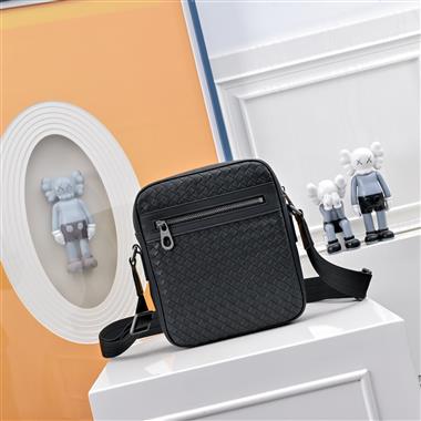 BOTTEGA VENETA  2025新款男生時尚包包  尺寸：24x7x20CM