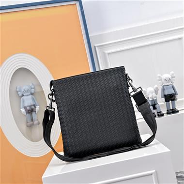 BOTTEGA VENETA  2025新款男生時尚包包  尺寸：26x5x29CM