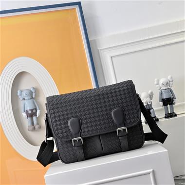 BOTTEGA VENETA  2025新款男生時尚包包  尺寸：32-26-10CM