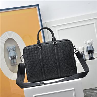 BOTTEGA VENETA  2025新款男生時尚包包  尺寸：28x7x38CM