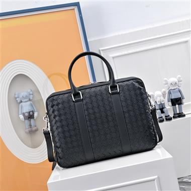 BOTTEGA VENETA  2025新款男生時尚包包  尺寸：36x5x26CM