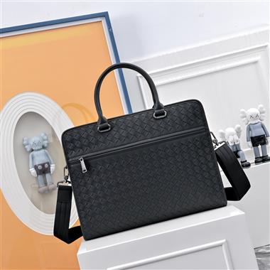 BOTTEGA VENETA  2025新款男生時尚包包  尺寸：39x5x29CM