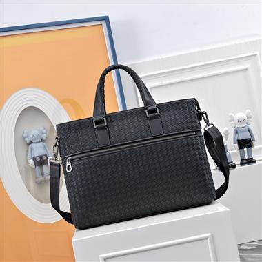 BOTTEGA VENETA  2025新款男生時尚包包  尺寸：39x5x29CM