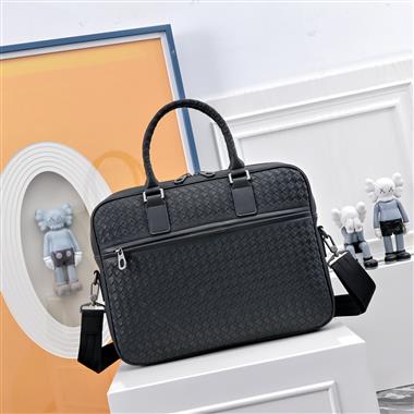 BOTTEGA VENETA  2025新款男生時尚包包  尺寸：38x7x29CM