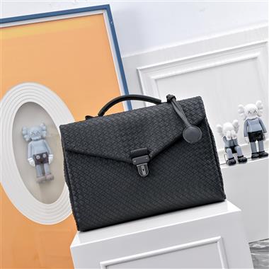 BOTTEGA VENETA  2025新款男生時尚包包  尺寸：39x10x29CM