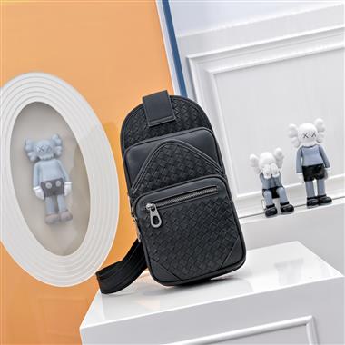 BOTTEGA VENETA  2025新款男生時尚包包  尺寸：16x6x32CM