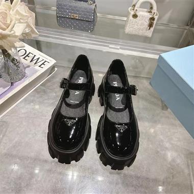 PRADA   2025新款女生休閒時尚鞋子