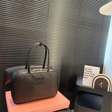 MIUMIU   2025新款女生時尚包包 尺寸：35*23CM