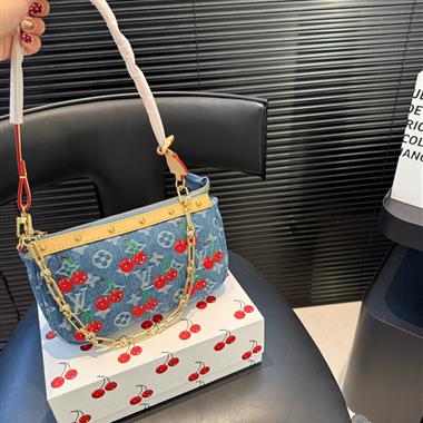 LOUIS VUITTON   2025新款女生時尚包包 尺寸：20*13CM